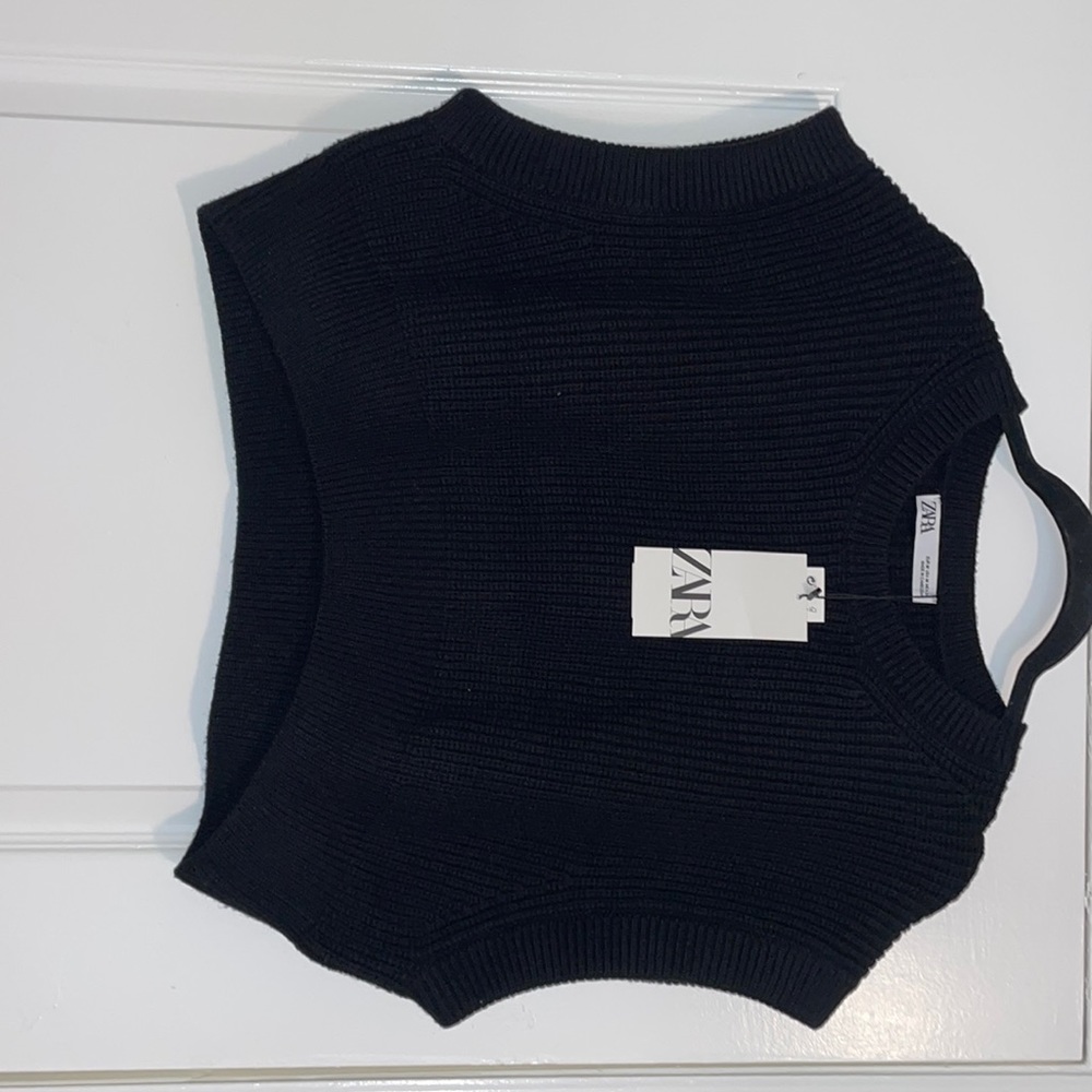 ZARA Oversized Rib Knit Sleeveless V-Neck
Pullover Sweater Vest in Black